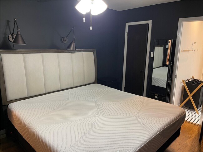 Building Photo - 11303 Greenwillow Dr