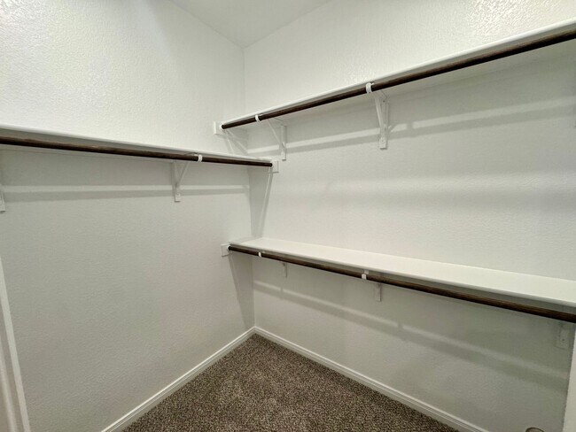 Building Photo - Stunning 4x2.5 Luxury Duplex in Buda, TX!