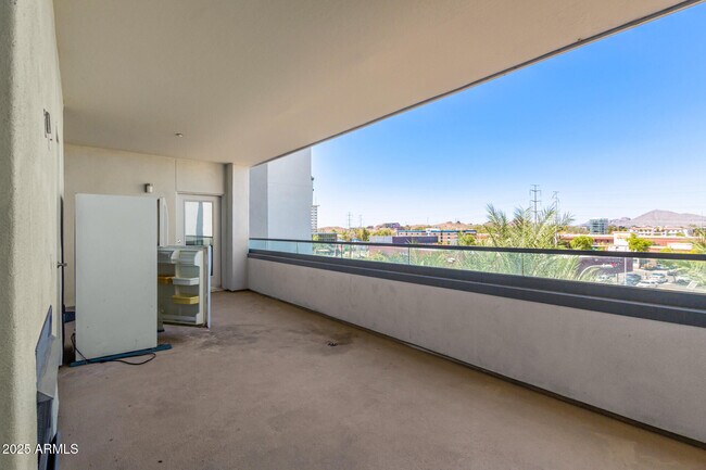 Building Photo - 945 E Playa Del Norte Dr