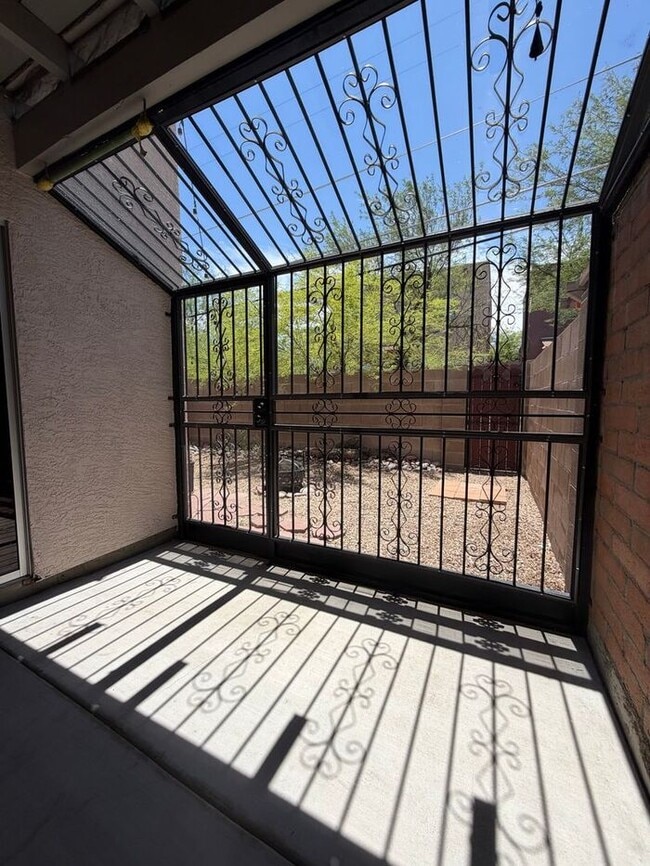 Building Photo - Charming 2 Bed, 2 Bath Townhome with Private Outdoor Spaces!