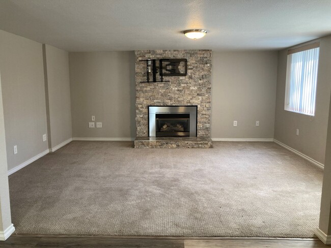 Building Photo - Spacious 4-Bedroom, 2-Bath Home with Daylight Basement, Large Yard & Two Fireplaces!.