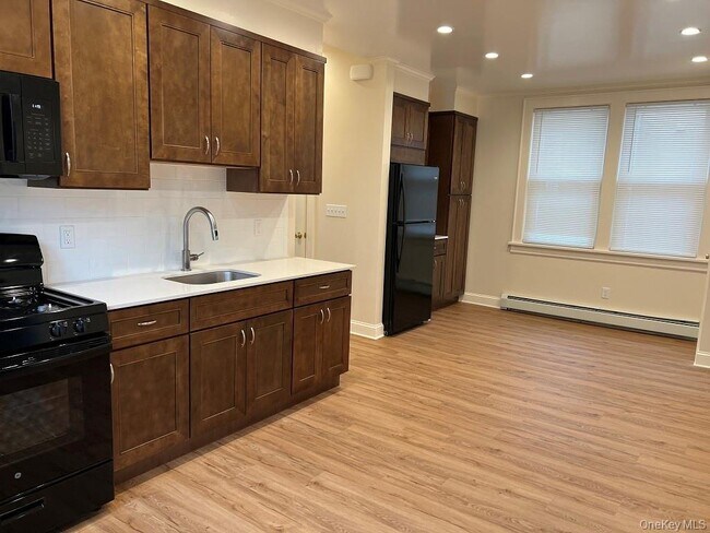 Building Photo - 293 Sickles Ave