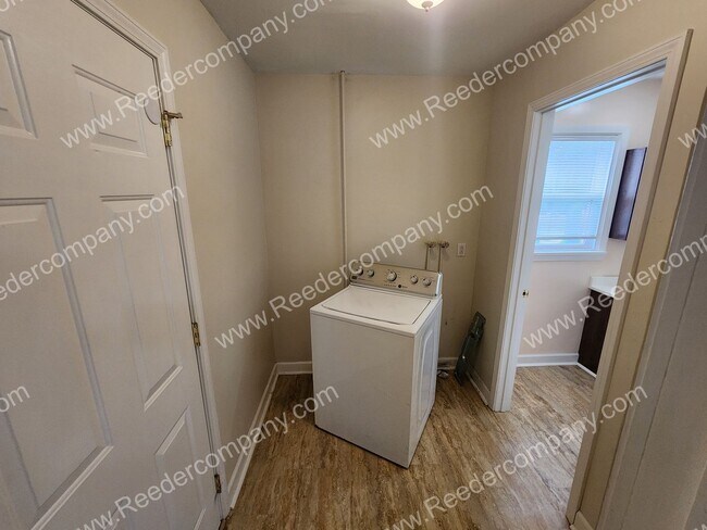 Building Photo - Spacious 3 bedroom 2 bathroom house