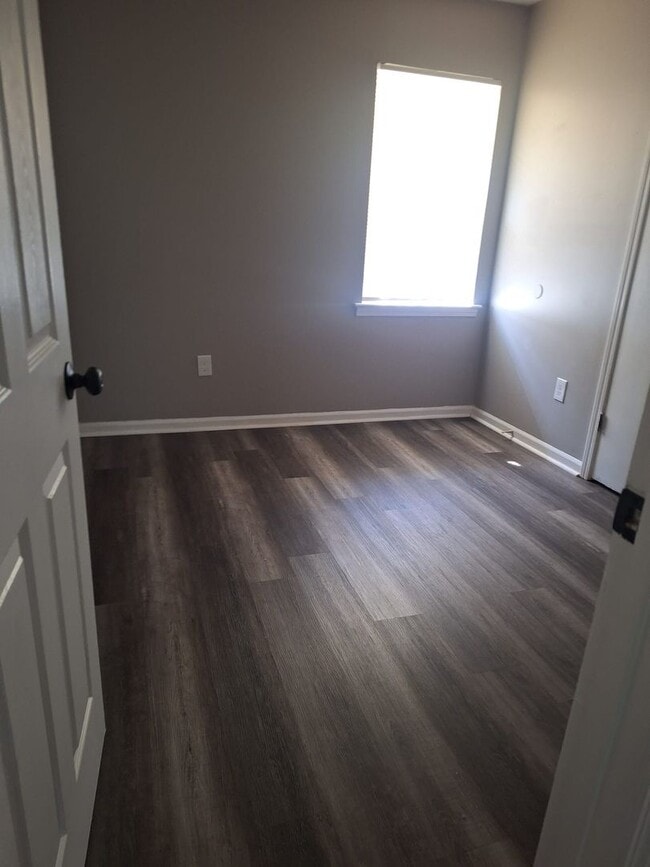 Building Photo - Great Property in quite Neighborhood