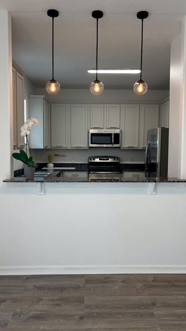 Building Photo - Beautifully Updated 3-Bedroom Townhouse in...