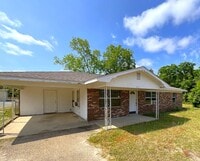 Building Photo - Pleasant 3/1 Brick Home in Rural Marianna