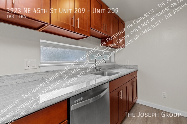 Building Photo - 3923 NE 45th St