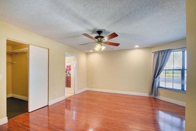 Building Photo - 12561 Shoreside Ln