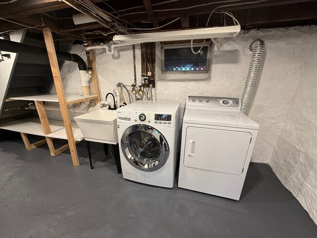 Building Photo - 860 Church St