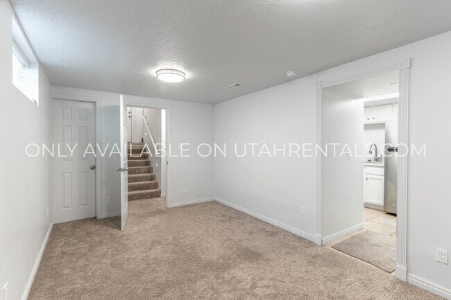 Building Photo - 976 Briar Ave