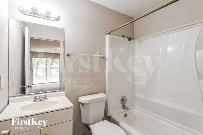 Building Photo - 3045 Kingsley Dr