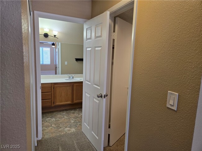 Building Photo - 1575 W Warm Springs Rd