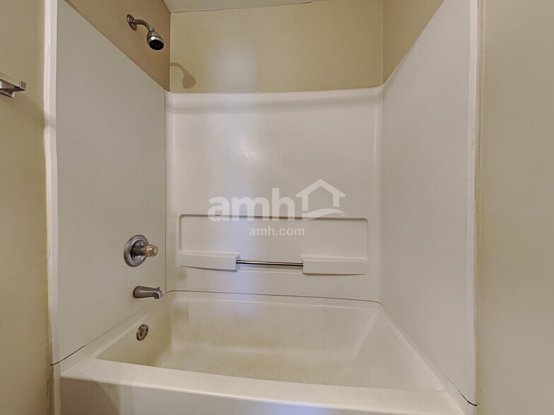 Building Photo - 602 Thrasher Ct