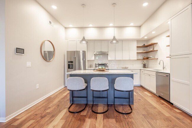 Building Photo - 598 Lathrop St