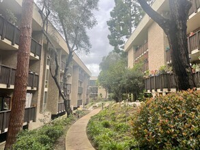 Building Photo - Stylish Condo Near Fashion Valley