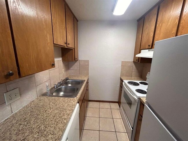 Building Photo - 1912 SW D Ave