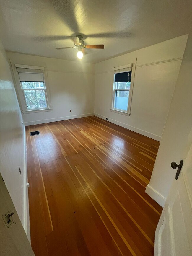 Building Photo - 2002 NE 13th Ave