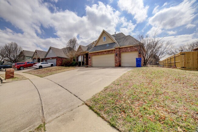 Building Photo - 5 Bed | 2.5 Baths | Broken Arrow