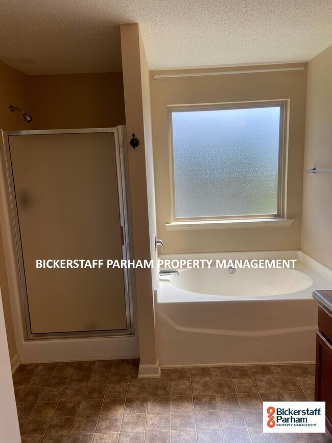Building Photo - Self-Showings Available! Located in Fort M...
