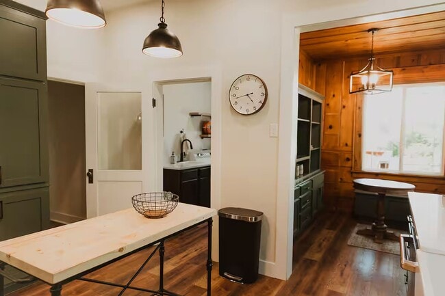 Building Photo - Beautiful and Bright Vintage Home – Fully Furnished