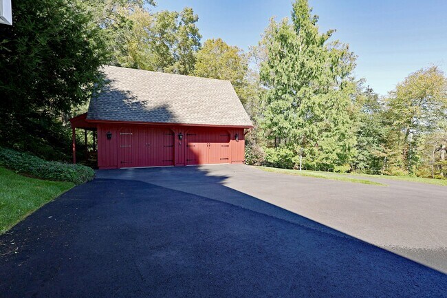 Building Photo - 36-40 Fox Run Rd