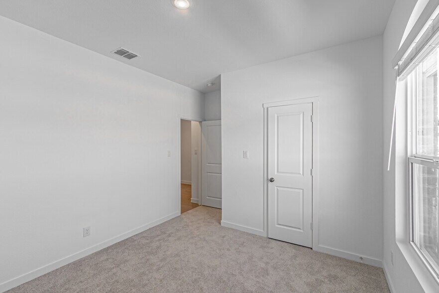 Building Photo - 10005 Warlander Dr