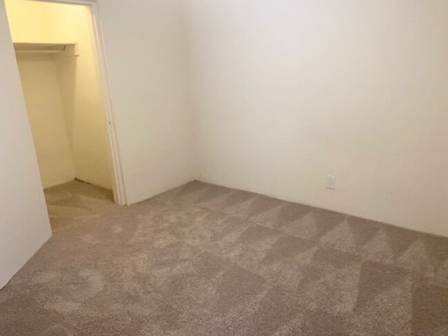Building Photo - Prime Chapel Hill Location | Updated 1BR f...