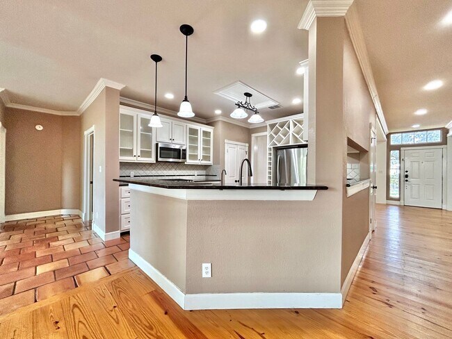 Building Photo - 4 Bed / 2 Bath Spacious One-Level Home with Large Backyard