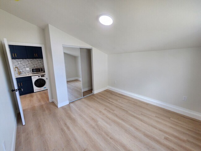 Building Photo - Beatiful Newer 1 Bed, 1 Bath ADU