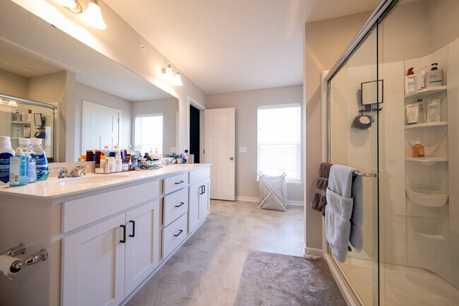 Building Photo - 2209 Gateway Curv