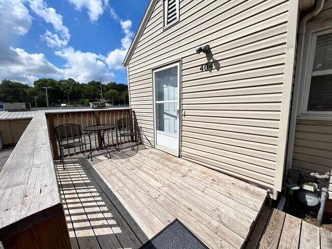 Building Photo - 2 Bed / 1 Bath House Near NKC!