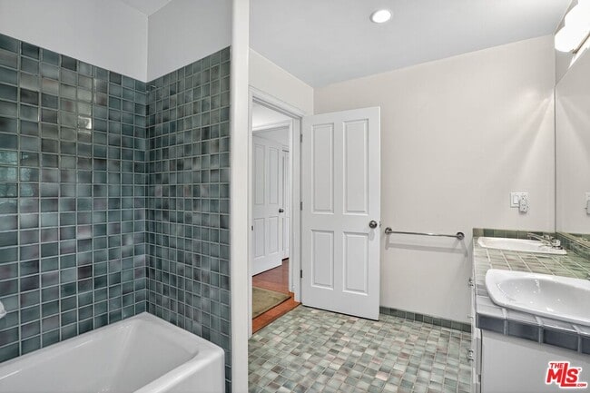 Building Photo - 15 N Ridgewood Rd