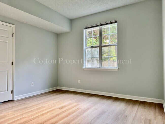 Building Photo - Updated 2BR/2BA First Floor Condo in Midto...