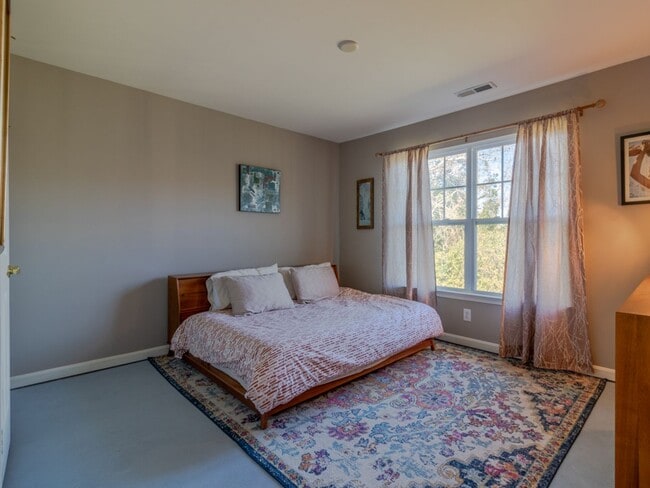 Building Photo - YEAR ROUND RENTAL- FURNISHED - 3 BEDROOM CONDO - WOODS COVE