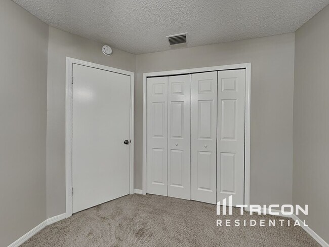 Building Photo - 15130 Heathridge Dr