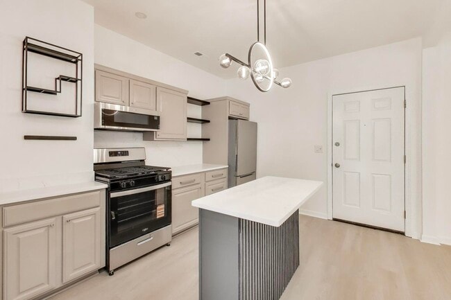 Building Photo - 912 N Ashland Ave