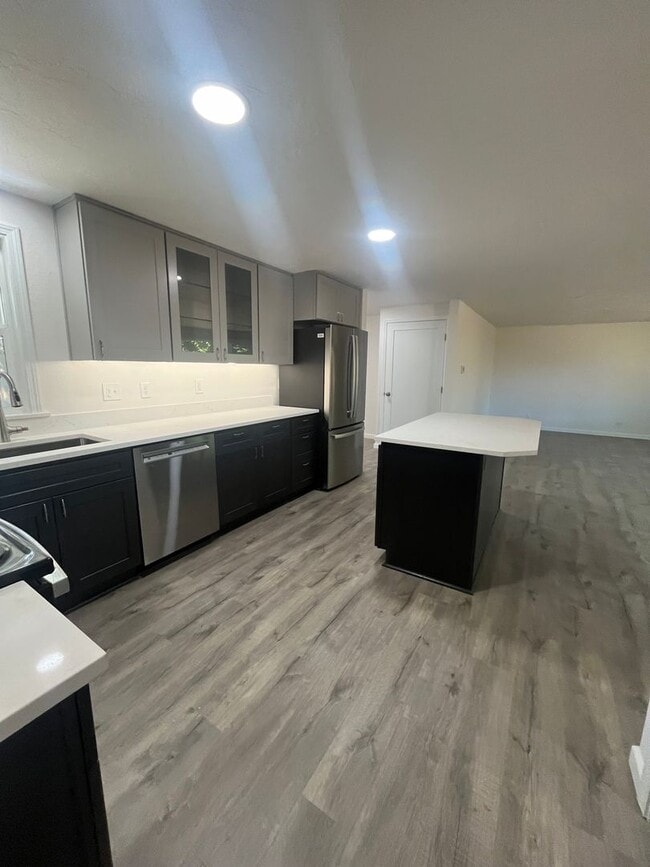 Building Photo - 3-Bedroom 2-Bathroom home in Eugene. Full Remodel!