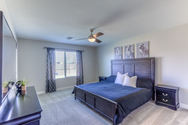 Building Photo - Welcome to this charming 3 bedroom, 2 bath...