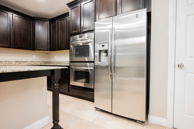 Building Photo - Single Story w/ duel primary suites gated ...
