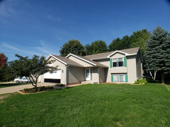 Building Photo - Beautiful 4 Bedroom House in Prescott, WI!...