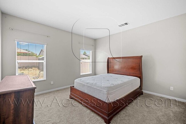 Building Photo - Partially furnished 4 Bed/2 Bath Plus a Bo...