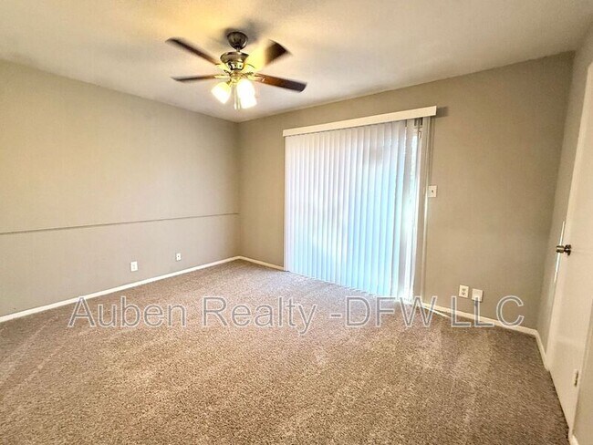 Building Photo - 118 Maple St