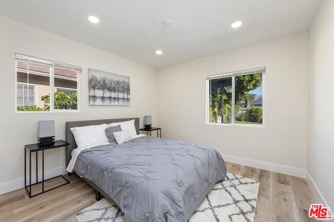 Building Photo - 2936 S Bentley Ave