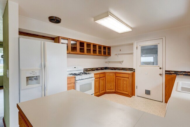 Building Photo - 3 Bedroom Single Story House w/Large Fence...