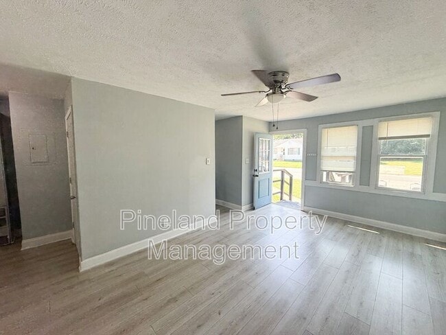 Building Photo - 2108 Rogers Dr