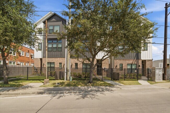 Building Photo - 332 Eastwood St