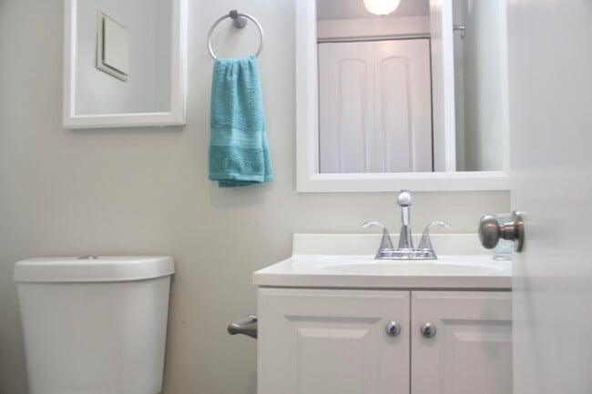 Building Photo - 454 Fanshaw K