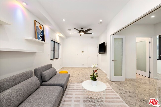 Building Photo - 3007 Ocean Front Walk
