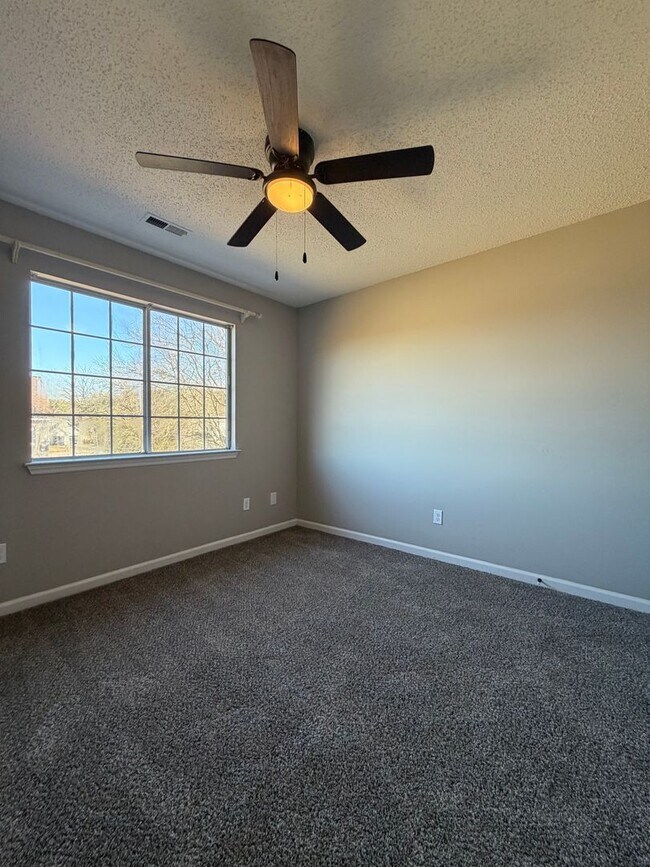 Building Photo - 3 bed | 2.5 bath | 2,630 sq ft