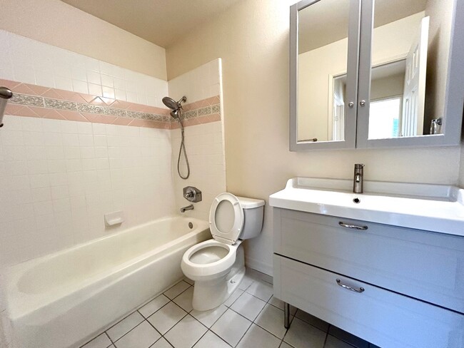 Building Photo - 942 Summerside Dr